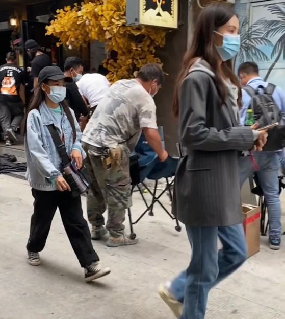 金晨|厦门:金晨拍戏被网友偶遇,肤白貌美大长腿,“就在我家楼下”