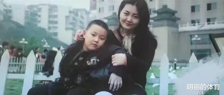 小伙子1岁时被保姆偷走,26年后养母嫌弃主动送还:就当走亲戚了