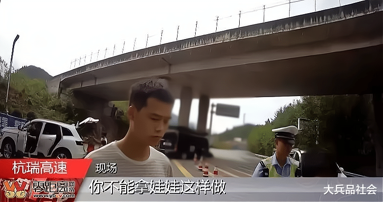 送重病父亲去医院因超员被查,男子怒将儿子丢出车外,网友怒了