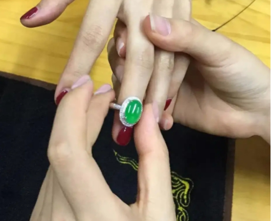 翡翠|好不容易买了翡翠,到底该怎么保养?