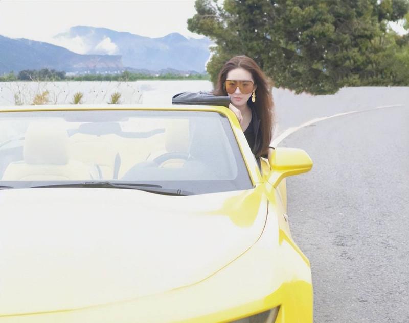 姐姐|娱乐圈最强打工人，神仙姐姐开跑车兜风，身穿包臀裙又美又酷