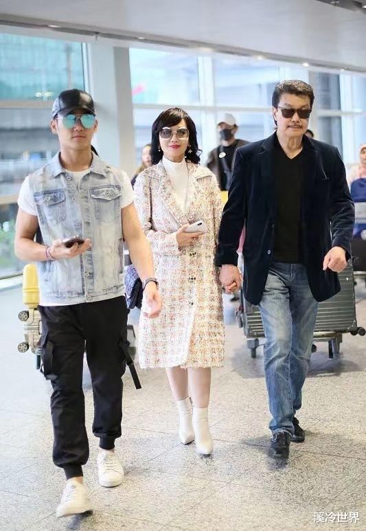 关悦|赵雅芝儿子长得真像她！一家三口走机场，儿子高调秀肌肉却像小孩