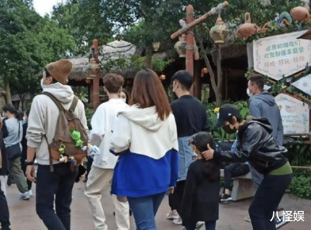 陈赫|陈赫和张子萱高调同框,一起支持邓超新作,阳康后不戴口罩引热议