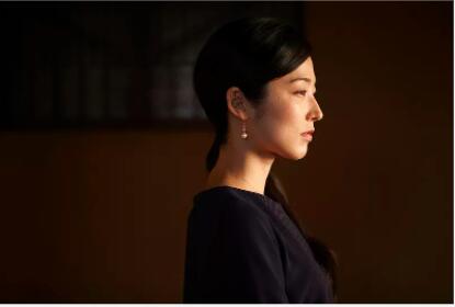 52岁大姐爱上25岁帅小伙,还为他生了个女儿,结果被现实打脸