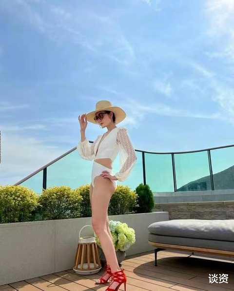 李嘉欣|不愧是最美港姐!李嘉欣晒海边度假风美照,脚踩红色恨天高太吸睛