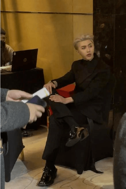 杨钰莹|凹陷、断层、尖得能“戳人”，这8位明星的下巴，一个比一个夸张