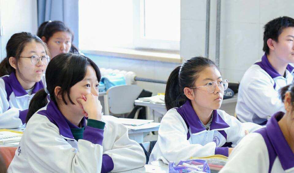 同学聚会为防止炫富攀比，要求统一服装，谁料贫富差距更加明显