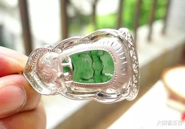 翡翠|5万买下的帝王绿翡翠，没想到一碰就碎了
