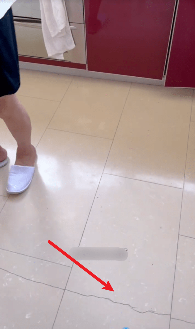 董洁|42岁董洁经济拮据？房间窗户破损就快脱落