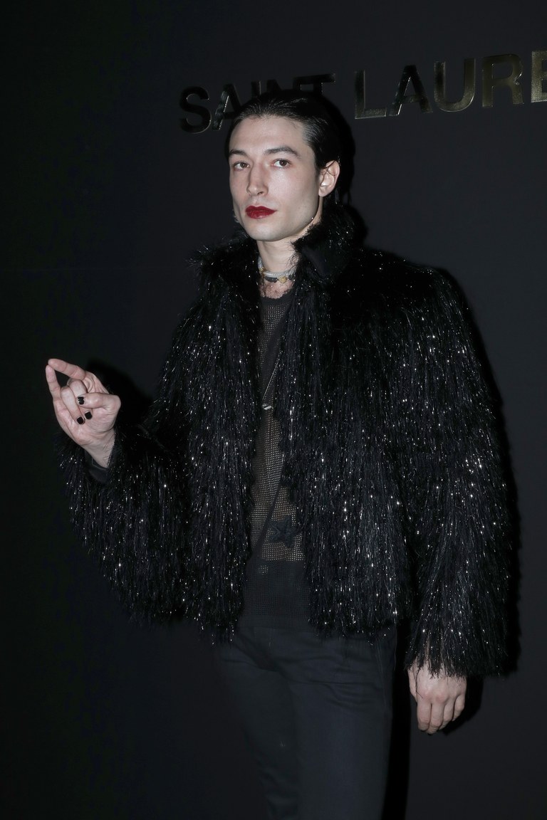 唇膏 一只唇膏能改变直男刻板形象？他的红唇试色说明男人化妆也很美