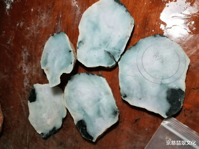 翡翠|大哥花两年私房钱买了块大家都不看好的石头,却不想成品竟让商家想回收