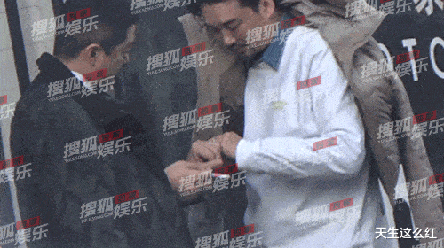 李亚鹏|年过半百的李亚鹏看着比老丈人还老,姑娘你看上他啥了?