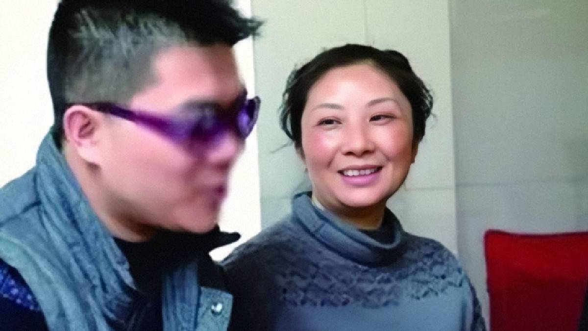 贵州3岁男童被人拐走,父亲因此抑郁自杀,母亲坚持寻找,25年后终于找到儿子,发现儿子原来一直都在身边。