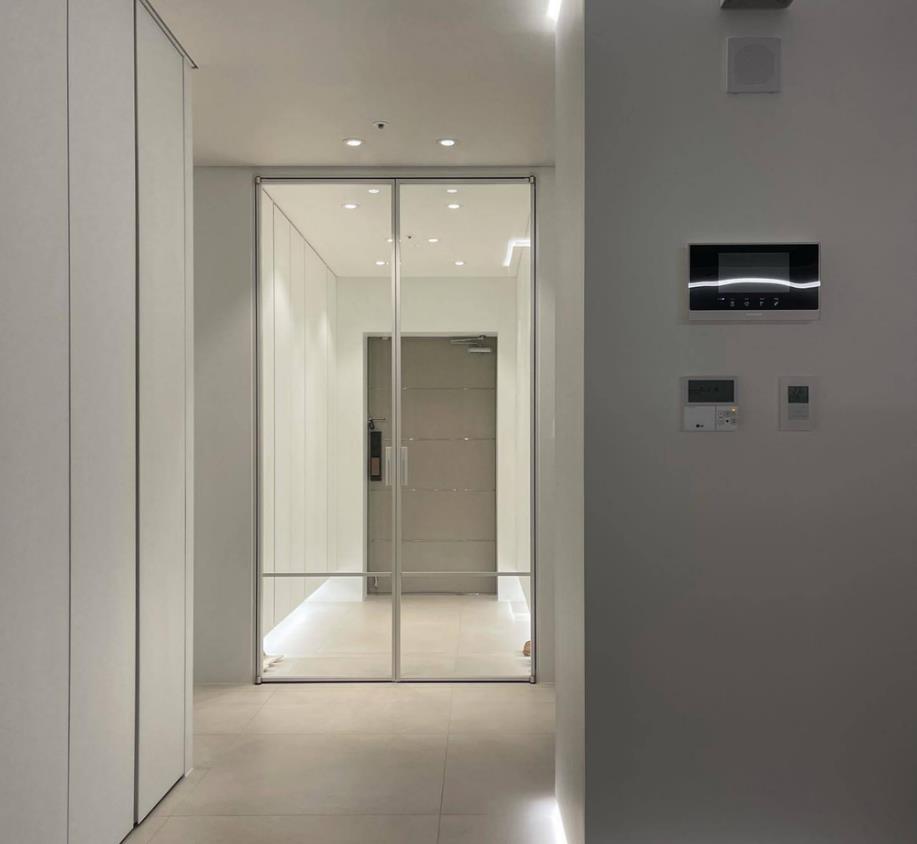 全屋白墙，客厅舍弃地毯、茶几，130㎡老房选择简装，敞亮好几倍！