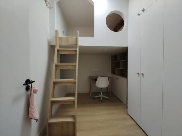 把大学宿舍里的“上床下桌”搬回家里,实用又灵活的设计,太棒了