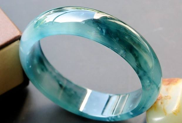 邮票|哪些是中等翡翠手镯？价格有什么衡量区间吗？行家来教你了解