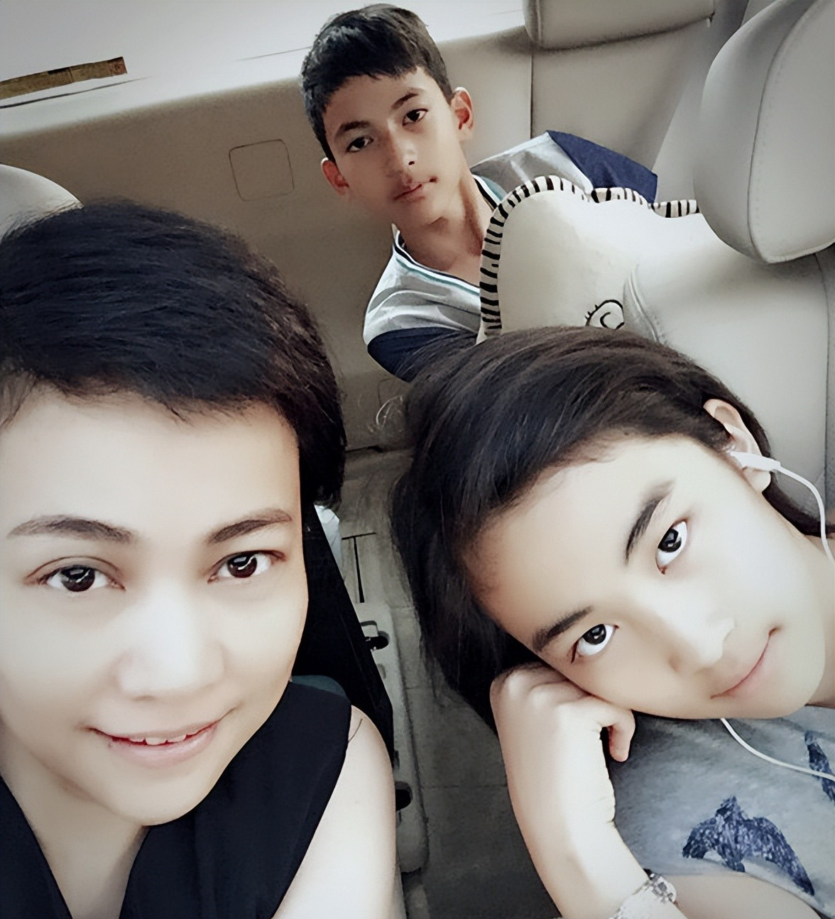 景岗山|55岁的景岗山，老态憔悴，喝酒成瘾与发妻离婚，现任妻子大气漂亮