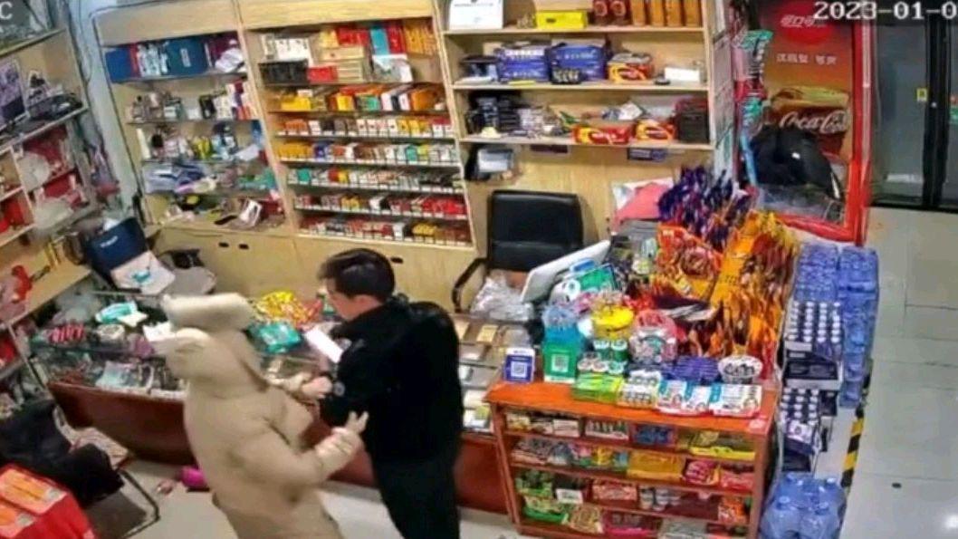 河南:男子深夜抢劫超市,女店主被掐脖子捂嘴,差点酿成一场悲剧