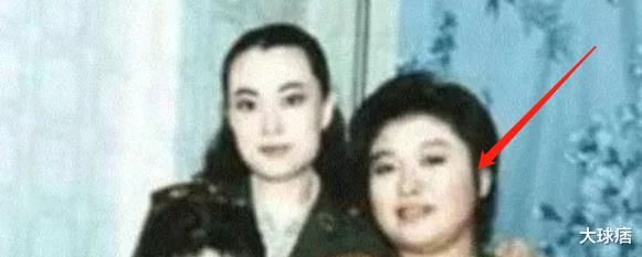 豌豆苗 韩红老师大学时期照片流出，五官精致发型干练，曾经是军艺校花