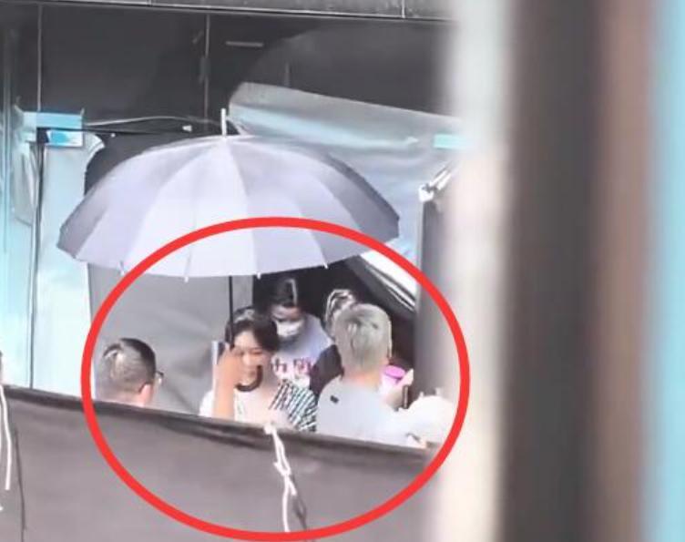 杨紫|杨紫亮相贾玲新片《热辣滚烫》路透，身穿格纹衬衫、好接地气