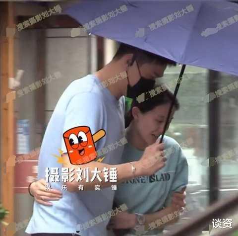 孙杨|孙杨和张豆豆回老家，牵手同行举止亲密，女方手上戒指好显眼