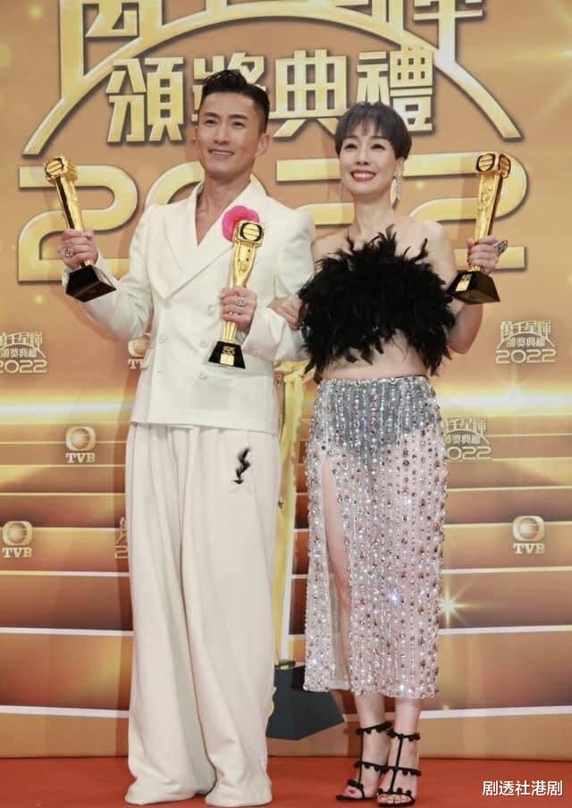 黄日华|13年后再回TVB!黄日华现身颁奖引尖叫,或是其最后一次亮相荧幕