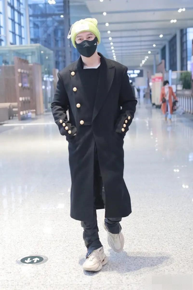 黄晓明|黄晓明亮相一身行头被嘲像小矮人,跟baby离婚他又回到自己的怪圈