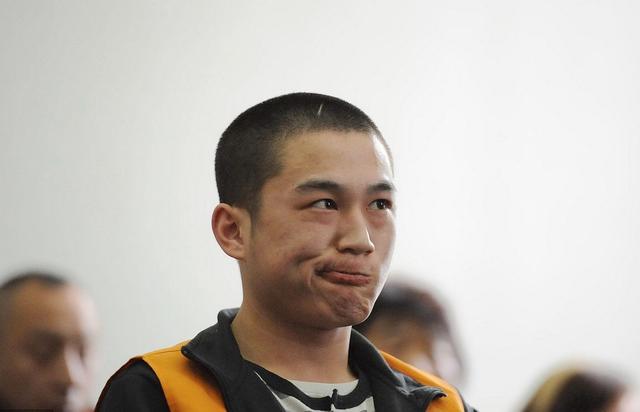 20岁打工者因“加班”砍死一对母子,法庭上微笑“求死”