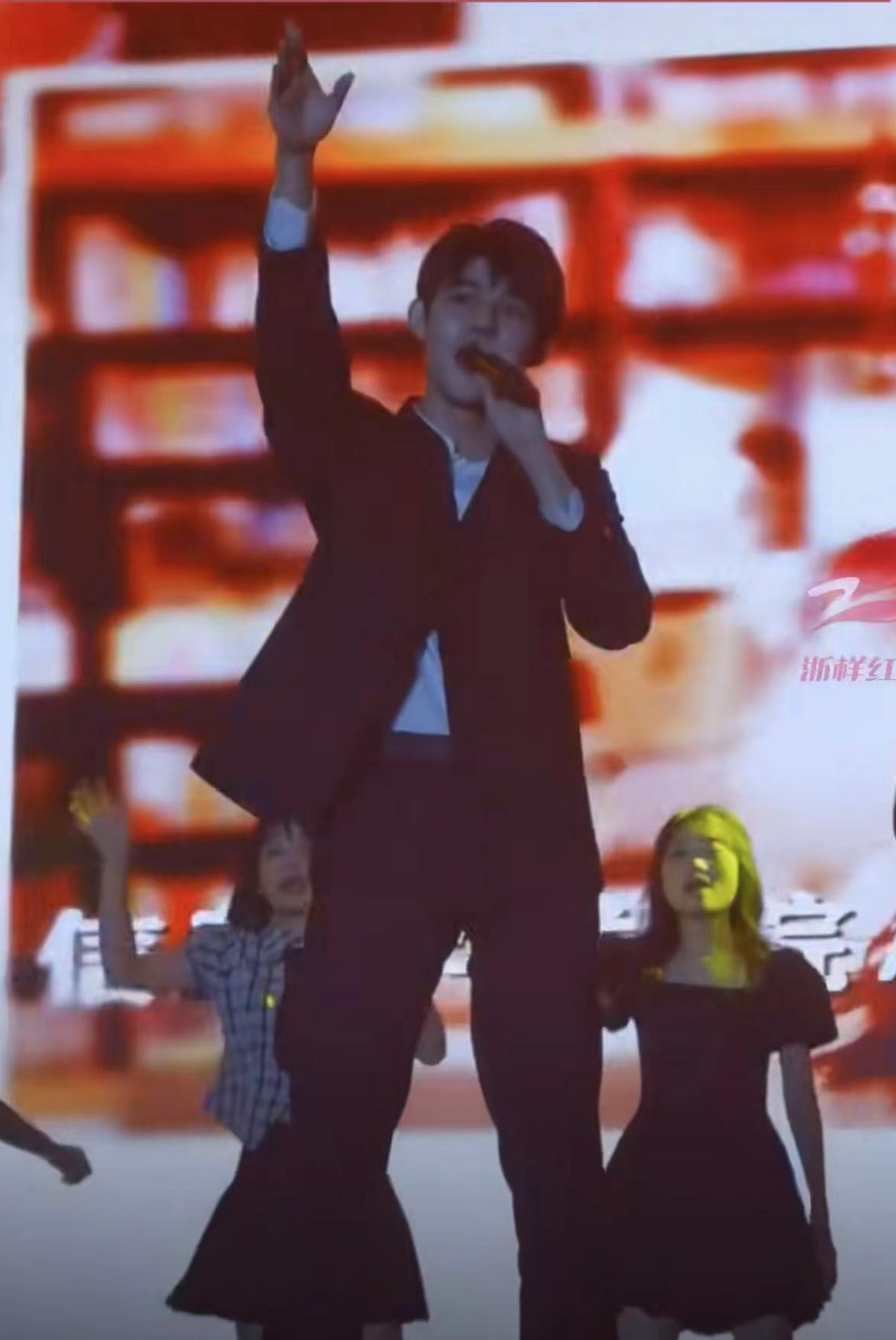 |25岁男星转行当浙江一本辅导员,穿帅气西装登台迎新,颜值受关注