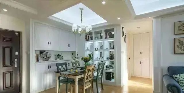 98平小三室，客厅丰富漂亮极了，餐厅最实用，打满柜子！