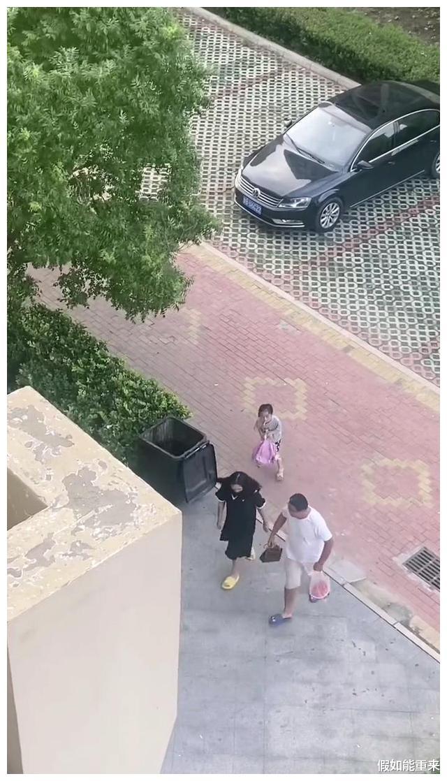男子买菜回家,主动向漂亮女邻居献殷勤,妻子在楼上看的一清二楚