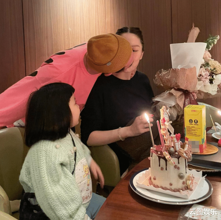 李灿森|李灿森为妻子庆生,当众拥吻太甜蜜,41岁爱妻高龄怀二胎状态好