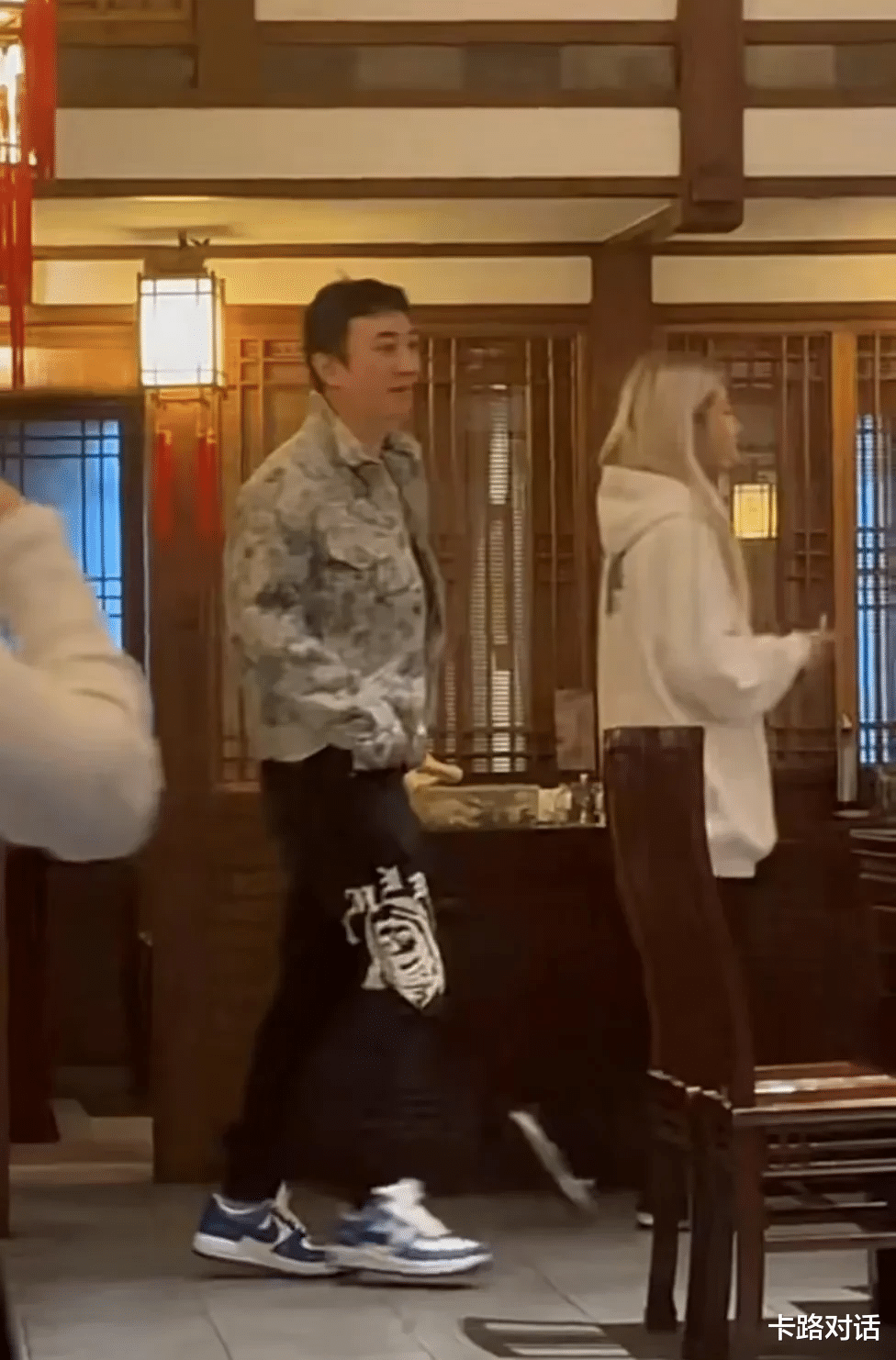 王思聪|王思聪，一身行头十万块，又换了新女友，带她去吃大闸蟹