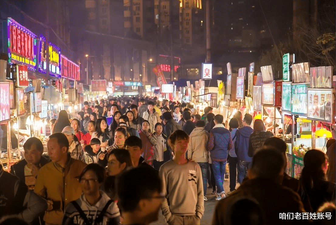 七旬老汉横行夜市30年,没他点头小女孩连花都不能卖,却深受爱戴