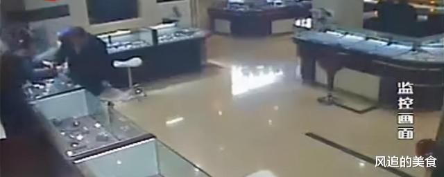 价值33万钻石被调包,店员抓狂:我眼睛没有离开过!