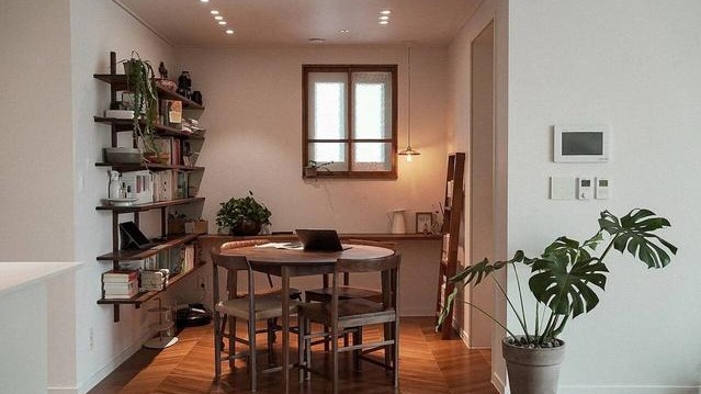 装修选择了“去客厅化”很有远见,只放一张桌子,119㎡显大显亮!