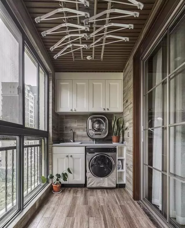 封闭式阳台怎么设计才能实用又好看？学学这几款设计吧