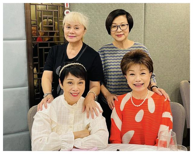 杨紫|两大妈妈专业户聚会!75岁陈嘉仪家庭美满,程可为坚持不婚不育