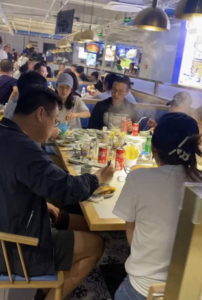 章子怡|章子怡一家在海南吃火锅，汪峰头顶秃一块，一子俩女儿疑露面