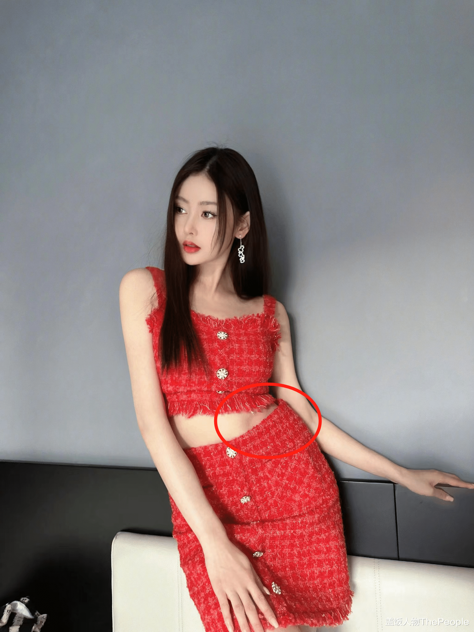 写真|赵雅芝前凸后翘、秦岚水蛇腰、张小斐秀美背…女星兔年写真也内卷