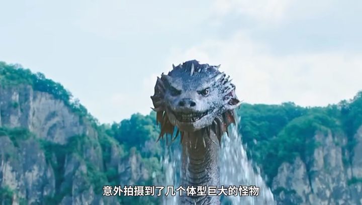 “喀纳斯湖水怪”又现身了?湖面突现巨大黑影,哲罗鲑在前面游动