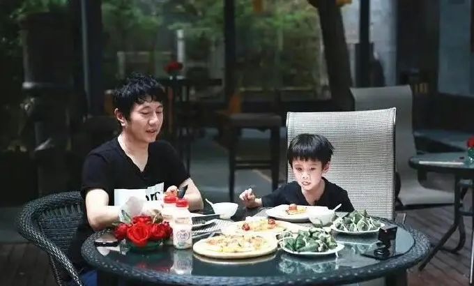 郑钧|郑钧回应教育争议，直言从来没打过儿子，希望他能够诚实善良