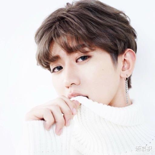 整容|前经纪公司公开蔡徐坤的整容费用，并分享他的旧照，引发网友热议