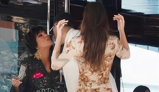 考特尼|太甜！卡戴珊大姐被壁咚索吻，小两口从游艇上跳进大海，好刺激