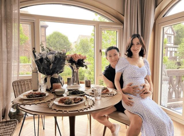 卢靖姗|卢靖姗穿健身服秀孕肚,与宠物有爱互动,盼望韩庚在她生产前回家