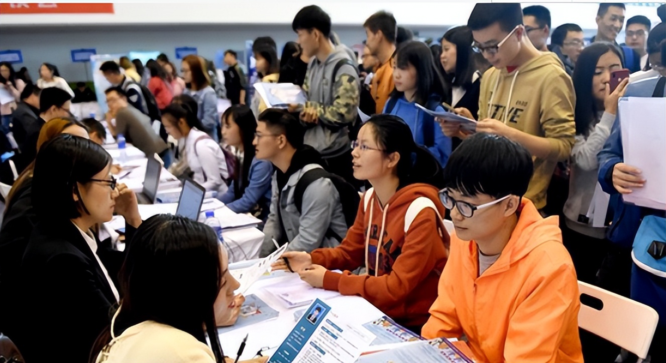 |北大博士毕业考上“街道办城管”，引网友一阵热议，大材小用了？