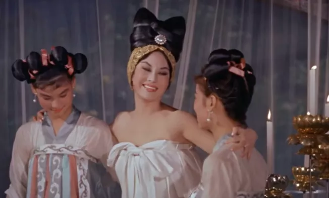 赵本山|“美人出浴”别硬演，有人迷倒众生一眼万年，有人我想给她按水里