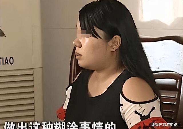 丈夫外出打工赚钱,妻子与同村俩老头有染,妻子:不然我去蹭树吗