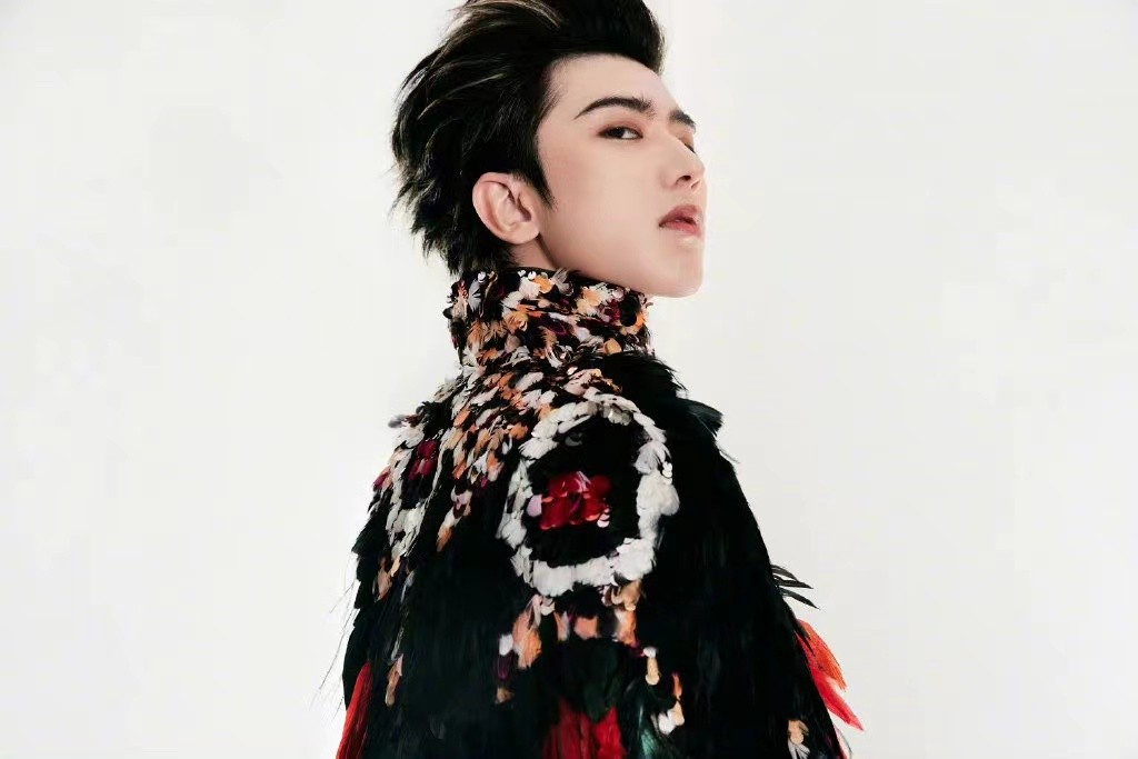 蔡徐坤24岁生日排面真大！奢牌高定斗篷全球首穿，变身王子超贵气