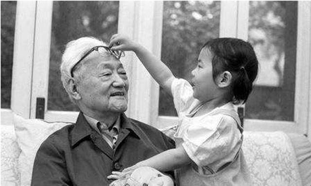 巴金|不婚主义的巴金:对17岁粉丝一见钟情,晚年守着亡妻骨灰30年